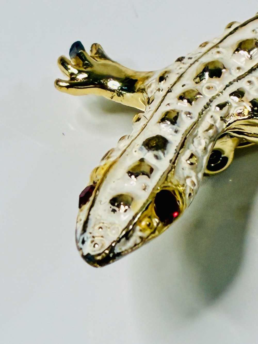 VTG Gold and White Lizard Brooch with Red Eye Lightweight Eclectic Everyday - Picture 8 of 14